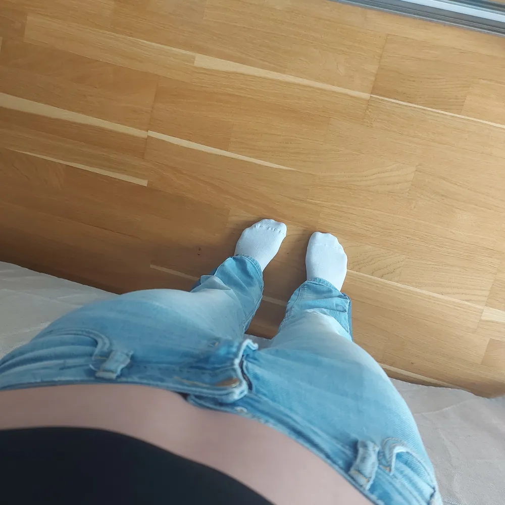 Intressekoll på dessa omsydda jeans från Lindex 💗 Storlek 158/xs, de är väldigt tajta i midjan och lite korta på längden, passar mig som är 163cm 💞💋. Jeans & Byxor.