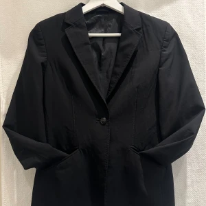 Stilren svart kavaj - Svart kavaj av märket Next. 