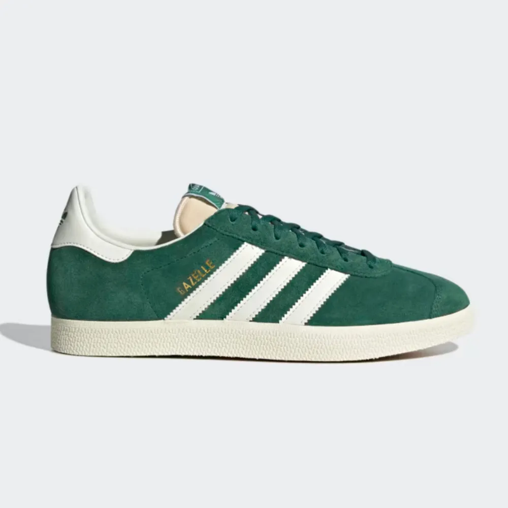 Adidas gazelle skor i grönt. Knappt använda, så bra skick! Kommer inte kunna posta förrän 7e juni💕. Skor.