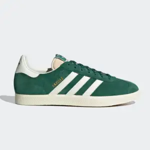 Adidas gazelle skor i grönt. Knappt använda, så bra skick! Kommer inte kunna posta förrän 7e juni💕