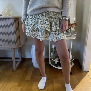 Kjol - Säljer denna somriga kjol då den aldrig riktigt kommit till användning. Endast använd fåtal gånger! Storlek L men passar mig som vanligtvis bär storlek M ☺️ Nypris: 399 kr