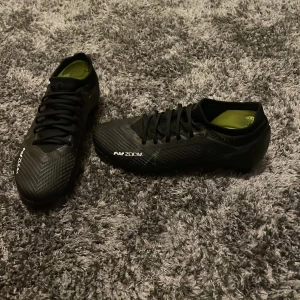 Nike Mercurial Air Zoom  - Ett par fotbollsskor i hög kvalite från Nike. De är inte använda mycket och i 9,5/10 skick. Bara att höra av sig vid frågor. Nypris: 1700kr