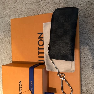 Louis vuitton - Louis vuitton key holder. Skick 9/10 sparsamt använd, pris 1899kr med box o dustbag. Inga byten eller bud. Perfekt för kort och cash samt nycklar 