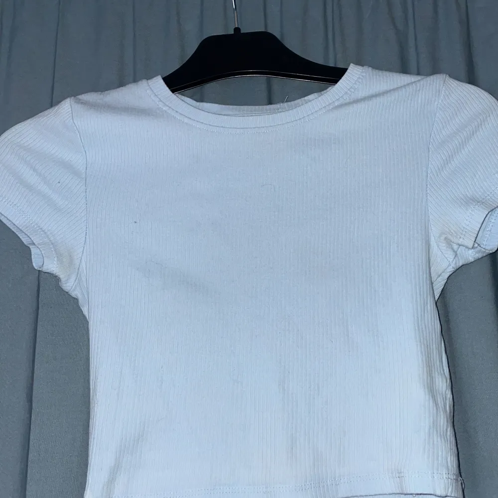 På bilden ser den väldigt vit ut men i verkligheten är den ljusblå, jag säljer den för den är ganska kort vid magen som jag inte gillar, vill ni ha fler bilder så skriv🫶🏻. T-shirts.
