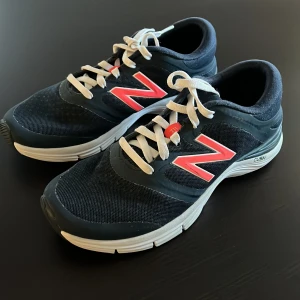 New balance skor - Så sköna all around skor. Endast använda inomhus och är i nyskick.