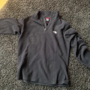 North face half zip - Säljer nu min northface half zip skick 9/10