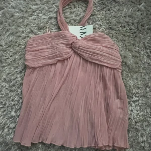 Topp från zara  - Säljer min helt oanvända topp från zara då den inte passar vid bysten, passar xs-m🤩