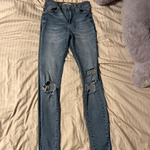Jeans med hål - Stretichiga skinny jeans med hål!!!🩷Storlek 38🌸