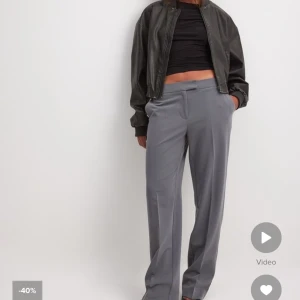 NA-KD lågmidjade kostymbyxor - Storlek 36, jag är 173 och de går nästan ner till marken. Pris kan diskuteras. Bra skick💕