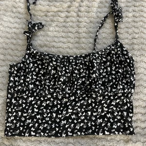 Topp med fjärilar - Söt topp med fjärilar🦋banden knyter man själv så att den går att justera🫶🏽