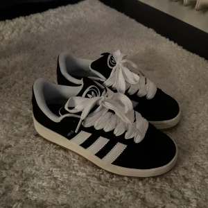 Adidas campus 00 svart🖤 - Säljer dessa skit snygga trendiga adidas skor som jag köpte här på Plick helt oanvända (endast provade) men tyvärr va de alldeles försmå för mig, så säljer nu dom! Köpte de för 1600kr💗💗