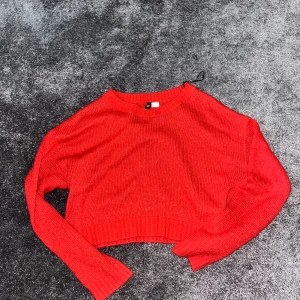 Röd Stickad Tröja - Stickad fin tröja. Använd men i bra skick. Bekväm och inte allt för varm