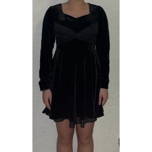 Svart sammet klänning - Svart sammetklänning med fin detalj i mitten. Jag köpte den här klänningen i Vietnam, men den har aldrig använts och är i toppskick. För referens är jag 166 cm lång och väger 66 kg.