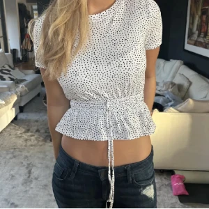 Topp - Så fin prickig zara topp i jättefint skick! Köpt här på plick och kommer tyvärr inte till användning.