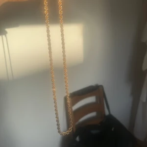 Cordell guld - En 6mm 55cm guldplaterad cordell länk som är i fint skick och knappast använd. (Inte min stil därför jag säljer.)