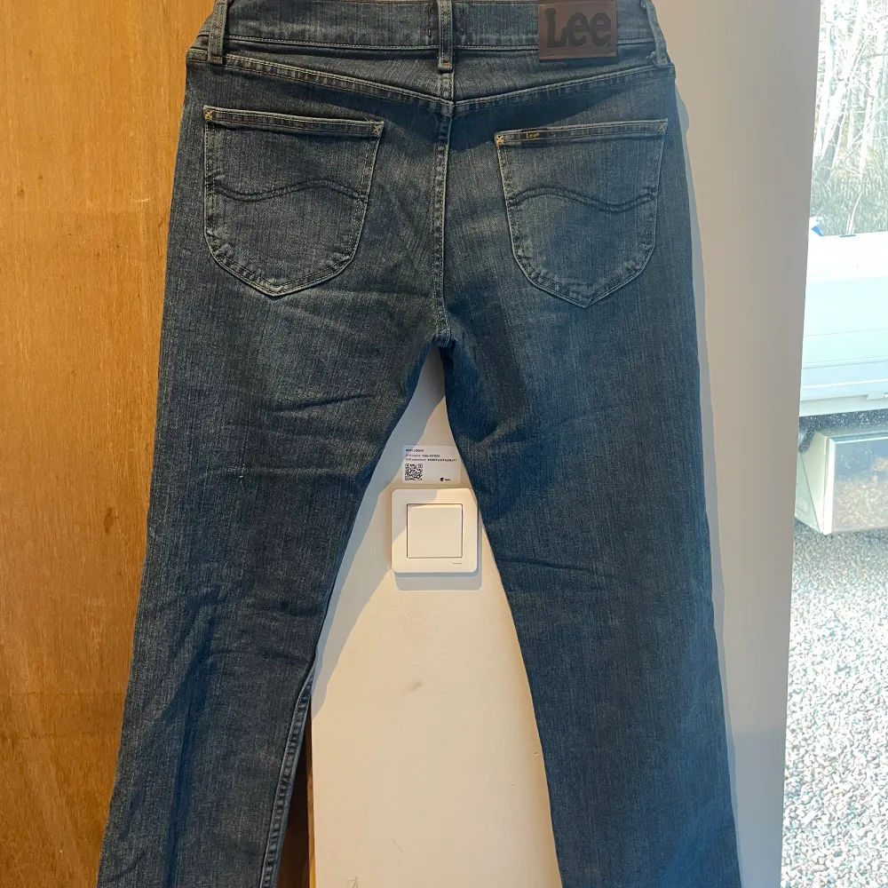 Säljer nu dessa Lee jeans Inköpta för 999 på brothers Mitt pris 349 Passformen är Regular  W30 L30 Hör av dig vid frågor och funderingar 🤗 Köparen står för frakten!!. Jeans & Byxor.