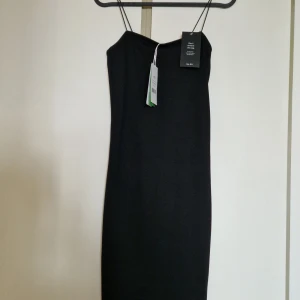 Svart klänning  - Oanvänt klänning. Passar inte längre