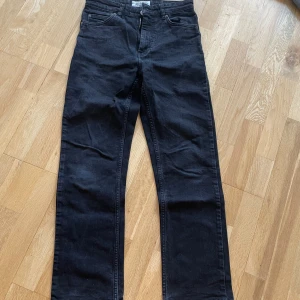 Svarta Jeans - Säljer ett par svarta Just Junkies jeans då jag rensar lite i garderoben. Bra skick.