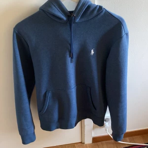 Polo Raulph Lauren Hoodie herr - Riktigt stilren hoodie som passar till det mesta. Endast använd fåtal gånger, inga defekter alls. Storlek S, pris kan diskuteras om snabb affär.