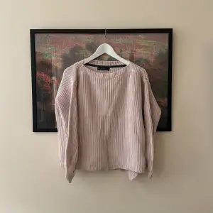 Rosa, stickad tröja från M&S (Marks & Spencer) i storlek 42. Passar för M-L. 🌸