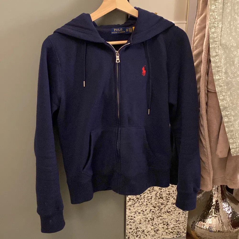 En jätte fin zip up hoodie från Ralph lauren💗 säljs då den inte har använts mycket, så den är i väldigt bra skick! Original pris 2095kr💗. Hoodies.