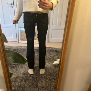 Lågmidjade jeans - Mina favvosar, har haft dessa jeans jätte länge nu och älskar dem men har nästan använt dem för mycket. Trots det är dem i bra skick. Långa, jag är 176 storlek W27