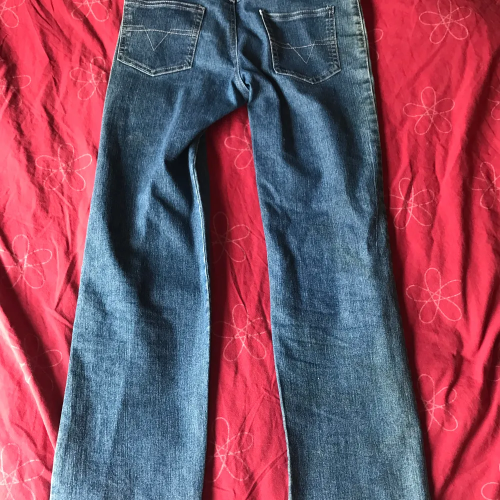 Ett par as snygga lowwaisted bootcut jeans med detaljer där nere. Jeans & Byxor.