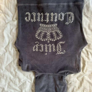 Jucy zip upp - Säljer min jucy tröja eftersom den för liten för mig. Den är i nyskick och det är inget fel med den. KÖPARE STÅR FÖR FRAKT.