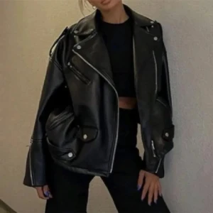 Skinnjacka  - Svart skinnjacka från Zara. Väldigt fint skick så som ny förutom att knappen på fickan är borta (se bild 2). Nypris 559kr. Storlek M men motsvarar XS/S då den är väldigt liten i storleken. Tryck gärna på köp nu.