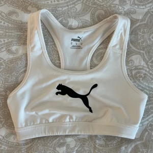 vit puma sport bh - en vit sport bh från puma i storlek M. aldrig använd, toppenskick! 🫶