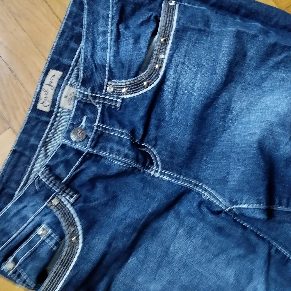 Ett par as snygga jeans. Fattas lite saker på fickorna (bild 1)💗Säljer för de är för stora💗De är bootcut och low waist💗 Mått: midjemått: 38 innerbenslängd: 78💗. Jeans & Byxor.