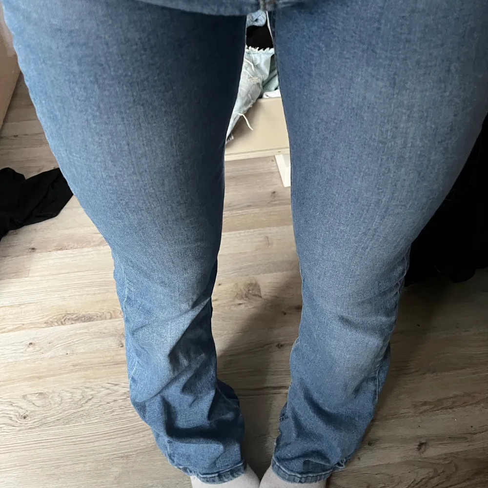 Mid waist jeans från Gina Tricot, Bootcut jeans i storlek M. Passar mig i längden som är 159 cm lång!💗. Jeans & Byxor.