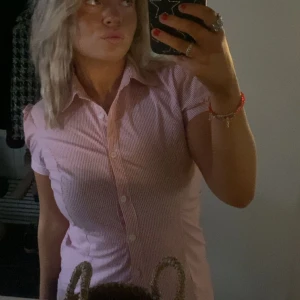 Kortärmad skjorta  - Säljer denna fina kortärmade skjorta med knappar på ärmen. Vid axlarna är dom puffiga ❤️ 🤍 Färgerna är röd och vit! 