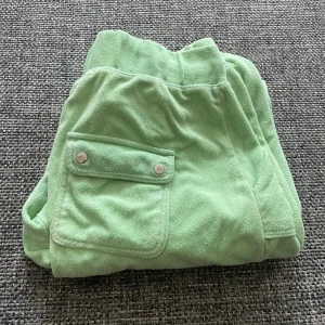 Juicy couture byxor - Säljer mina juicy byxor då jag har alldeles för många och alla kommer inte till användning. De har några mindre fläckar längst ner på byxorna men annars bra kvalite. Storlek L