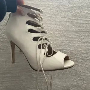 Säljer nu dessa vita klackskor! Sista bilden är lite suddig men de är i storlek 39. Snörena är inte knutna på bilderna men skorna är mycket snygga och i bra skick! 