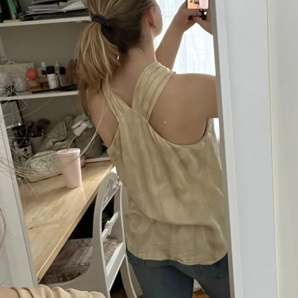 Superfin topp från isabel marant, linnet är i bra skick och har använts ett fåtal gånger💕 Beige/guld mönstrat! Pris är diskuterbart! . Toppar.