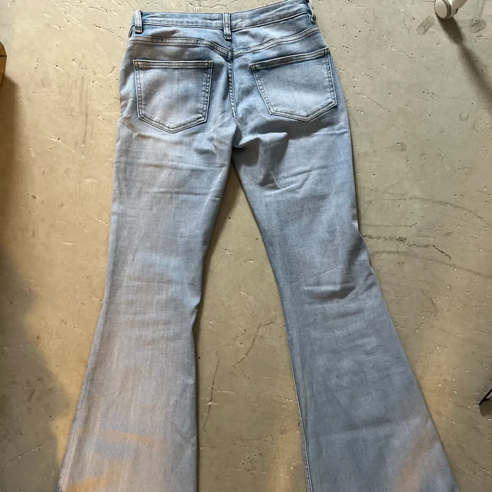 Nu säljer jag mina lågmidjade jeans från Missäy eftersom de inte kommer till använding. De har endast använts fåtalgånger vilket gör att de är som nya. Jag är 1.72 lång.💖💖Jag har vanligtvis storlek M. Jeans & Byxor.