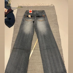 Lågmidjade bootcut jeans  - Lågmidjade bootcut jeans som är helt nya. Midjemått 33 cm, innerbenslängd 77cm. Köp via köp nu❤️‍🔥❤️‍🔥