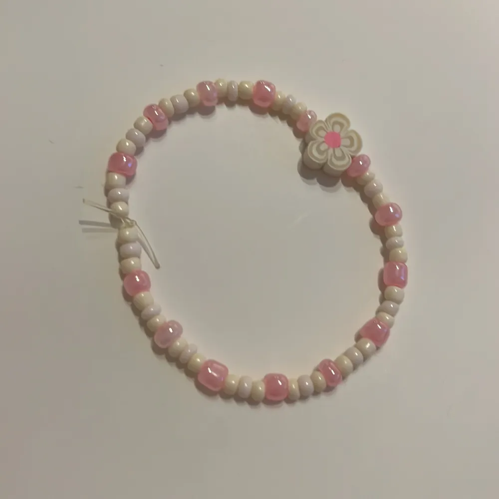 Rosa armband med söt blomma 🌺 hemmagjord och är ca 16cm 🤩 Säljer fler armband så kika in de med!. Accessoarer.