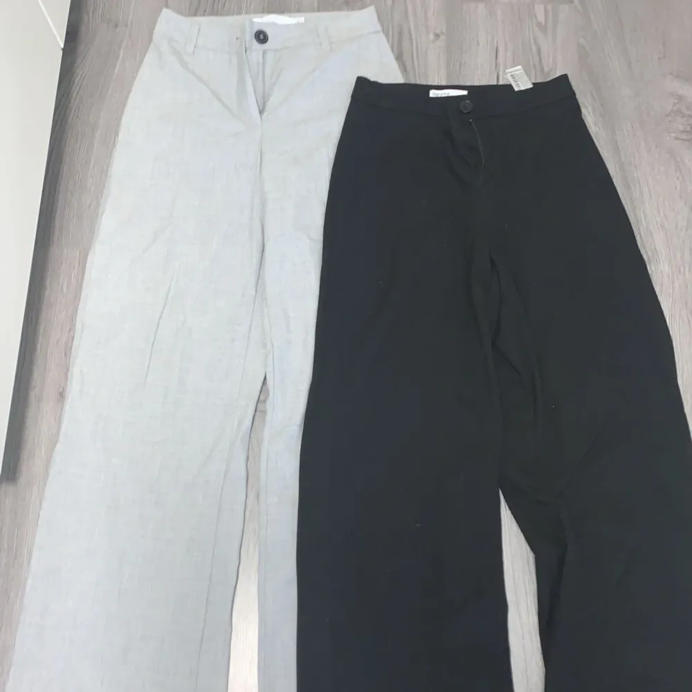 Två kostymbyxor från berska Dom gråa är aldrig använda o dom svarta är använda några gånger  Säljer båda för 199. Jeans & Byxor.