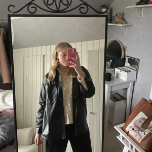 Skinnjacka - Snygg tunn skinnjacka från Carin Wester, använd endast fåtal gånger. Köpt ny på Åhléns.