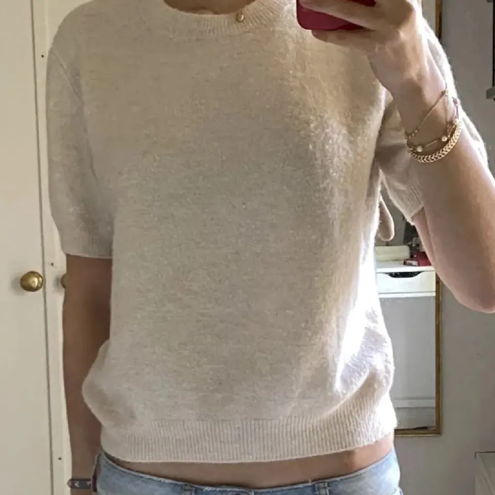 Säljer nu denna söta kortärmade tröjan från Vero Moda i helt nytt skick! De 2 första Bilderna är lånade men swipa för att se hur den ser ut i verkligheten 💞🛍️ Materialet är stickat typ och jättebekvämt!. Tröjor & Koftor.