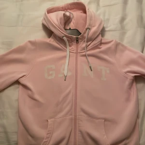 Gant hoodie - Rosa hoodie med dragkedja i bra skick