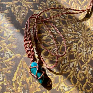 Vacker handgjord kristall talisman / halsband 💚🌿Kristallen är äkta , priset är fast då den är handgjord 💙💚 kristallen är en krysokolla kristall Längden på halsbandet är justerbart 💚💙 Du kan även hitta mina smycken på Instagram: Klaraskristaller🫶🏻