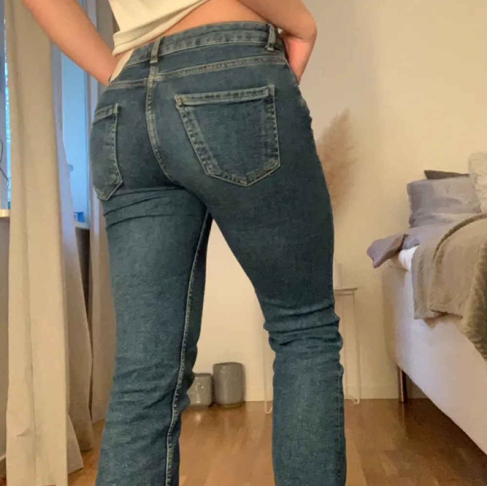Superfina Lågmidjade jeans från Zara💕 Midjemått: 36cm Innerbenslängd: 82cm (jag är 165cm) Kontakta mig för fler bilder, frågor och intresse!💓. Jeans & Byxor.
