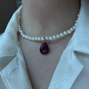 Handgjort halsband  - @bladhsmycken på Instagram 