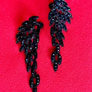 Stora svarta glittrande örhängen i svart kristall.  Längd ca 6 cm, bredd 2,5 cm.   Clips.  Nya och oanvända.   Ett par riktiga wow-örhängen!