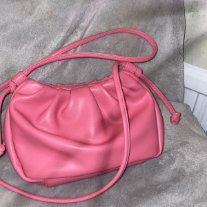 Rosa väska  -  Rosa väska väldigt bra skick ☺️