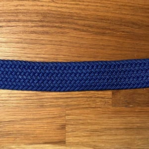 Flätat bälte  - Säljer det här nya och oanvända flätade bältet. Hela bältet bortsett från metallbiten är ca 101 cm långt, men kan stretchas ut till en större storlek. Pris: 49 kr