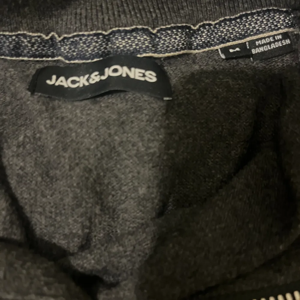 Hej säljer nu min killes fina halfzip ifrån märket Jack & Jones i jätte bra skick som knappast är använd 💕 han är cirka 180 och den sitter fint på han💕  Köparen står för frakt💕. Tröjor & Koftor.